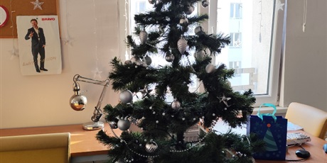 Powiększ grafikę: Świąteczny wystrój pokoju w budynku przy ul. Wyzwolenia 49 