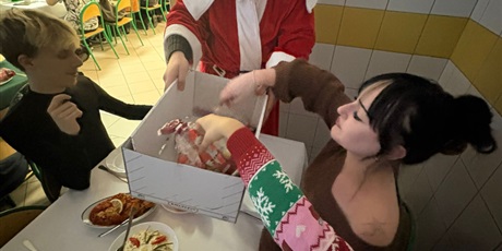 Powiększ grafikę: Mikołaj rozdaje upominki