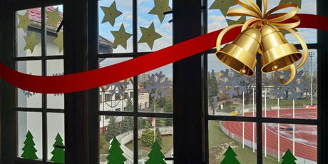 Powiększ grafikę: Świątecznie ozdobione okno na korytarzu bursy. Zdjęcie ma dodaną czerwoną wstążkę z dzwoneczkiem.