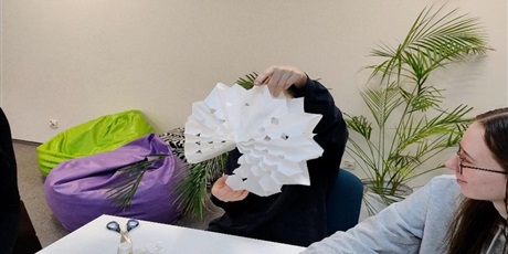 Powiększ grafikę: Na zdjęciu wychowanki podczas zajęć plastycznych