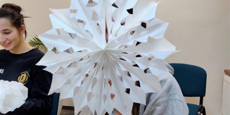 Powiększ grafikę: Wychowanka pokazująca wykonaną ozdobę