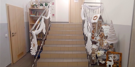 Świąteczny wystrój w budynku Bursy przy ul. Wyzwolenia 49