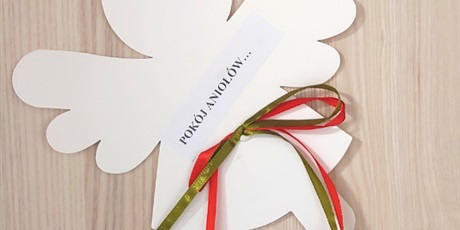 Powiększ grafikę: Na zdjęciu widać drzwi do pokoju wychowanków, na którym wisi wycięty z papieru aniołek z napisem „pokój aniołów”