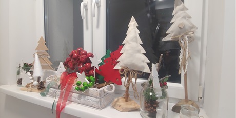 Powiększ grafikę: Na zdjęciu widać okno w bursie na parapecie którego soja stroiki świąteczne.