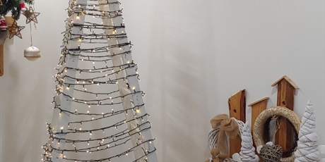 Powiększ grafikę: Na zdjęciu widać ozdoby świąteczne.