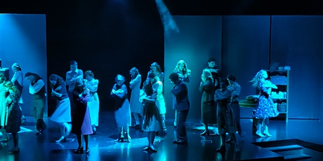 Powiększ grafikę: Poruszający taniec młodych aktorów