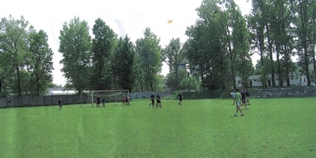 Powiększ grafikę: Młodzież rozgrywa mecz piłki nożnej.