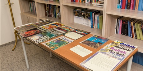 Powiększ grafikę: Na zdjęciu biurko, na którym leżą stare czasopisma komputerowe m. in. „Bajtek”, „Amiga”, „Atari” i „C&A”