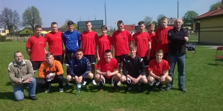 Powiększ grafikę: Pamiątkowe zdjęcie drużyny Bursy Gdańskiej wraz z wychowawcami. Zawodnicy mają na sobie czerwone stroje. 