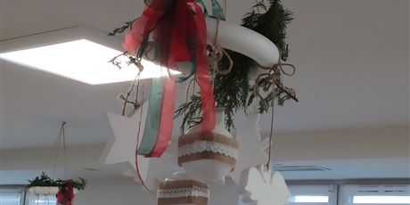 Powiększ grafikę: Dekoracje świąteczne w budynku Bursy przy ul. Wyzwolenia 49- świąteczny wianek