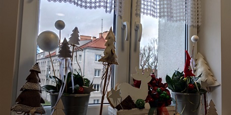 Powiększ grafikę: Dekoracje świąteczne na parapetach okiennych w budynku bursy przy ul. Wyzwolenia 49