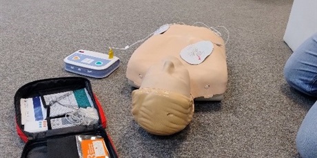 WARSZATY Z PIERWSZEJ POMOCY W BURSIE NA KARTUSKIEJ 