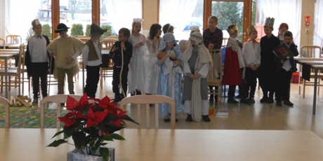 Powiększ grafikę: Na zdjęciu dzieci ze Szkoły Podstawowej CET występujące w przedstawieniu bożonarodzeniowym przygotowanym dla pensjonariuszy Domu Opieki „Złota Jesień”