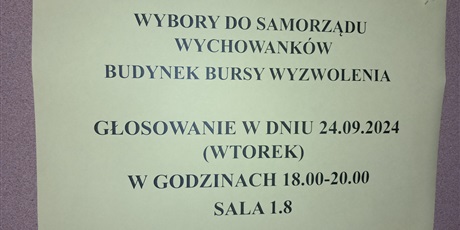 Powiększ grafikę: 1. Zdjęcie przedstawia ogłoszenie o wyborach do SW w budynku przy ul. Wyzwolenia 49