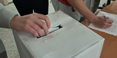 Powiększ grafikę: Karty do głosowania z urną.