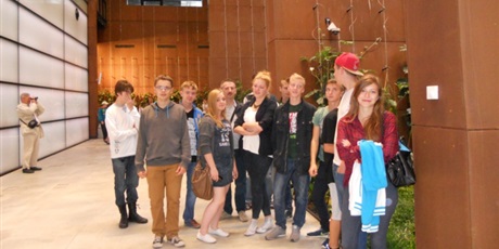 Powiększ grafikę: Grupa wychowanków wraz z wychowawcą wewnątrz budynku Europejskiego Centrum Solidarności