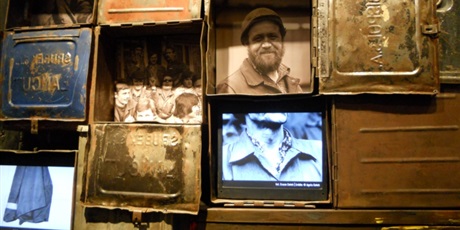 Powiększ grafikę: Fragment wystawy ukazujący zdjęcia robotników, umieszczone w metalowych schowkach.