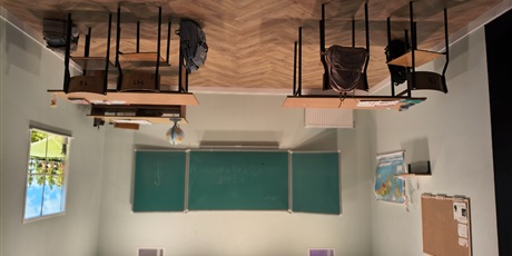 Powiększ grafikę: Odwrócona sala to jak dom do góry nogami, można np. pochodzić po suficie.