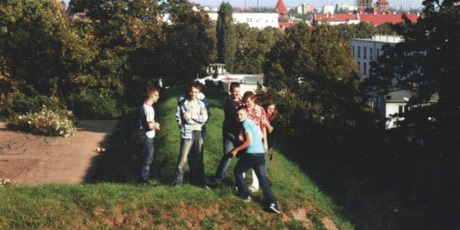 Powiększ grafikę: Wychowankowie na zboczu pagórka, w  tle panorama Gdańska.