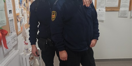 Powiększ grafikę: Dwóch funkcjonariuszy Straży Miejskiej stojących na korytarzu w budynku bursy przy ul. Wyzwolenia 49