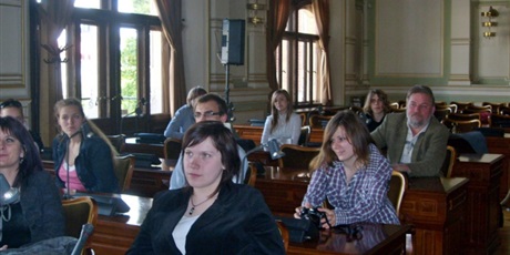 Powiększ grafikę: Uczestnicy zjazdu  zasiadają w auli Rady Miasta Gdańska.