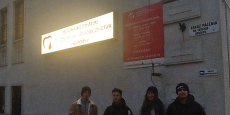 Powiększ grafikę: Czterech wychowanków stojących przed budynkiem Regionalnego Centrum Krwiodawstwa i Krwiolecznictwa w Gdańsku