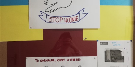 Powiększ grafikę: Gazetka okolicznościowa, flagi Ukrainy pomiędzy nimi rysunek gołębia symbolizującego pokój. Poniżej plakat o tym co jest normalne w stresie i rozliczenie zbiórki.