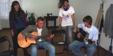 Powiększ grafikę: Zespół wychowanków składający się z czterech osób. Dwóch chłopców gra na gitarze, dwie dziewczęta stoją uśmiechnięte.