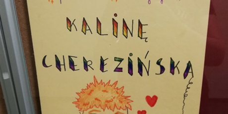 Powiększ grafikę: Żółty plakat wyborczy Kaliny Cherezińskiej z namalowanym autoportretem wychowanki.
